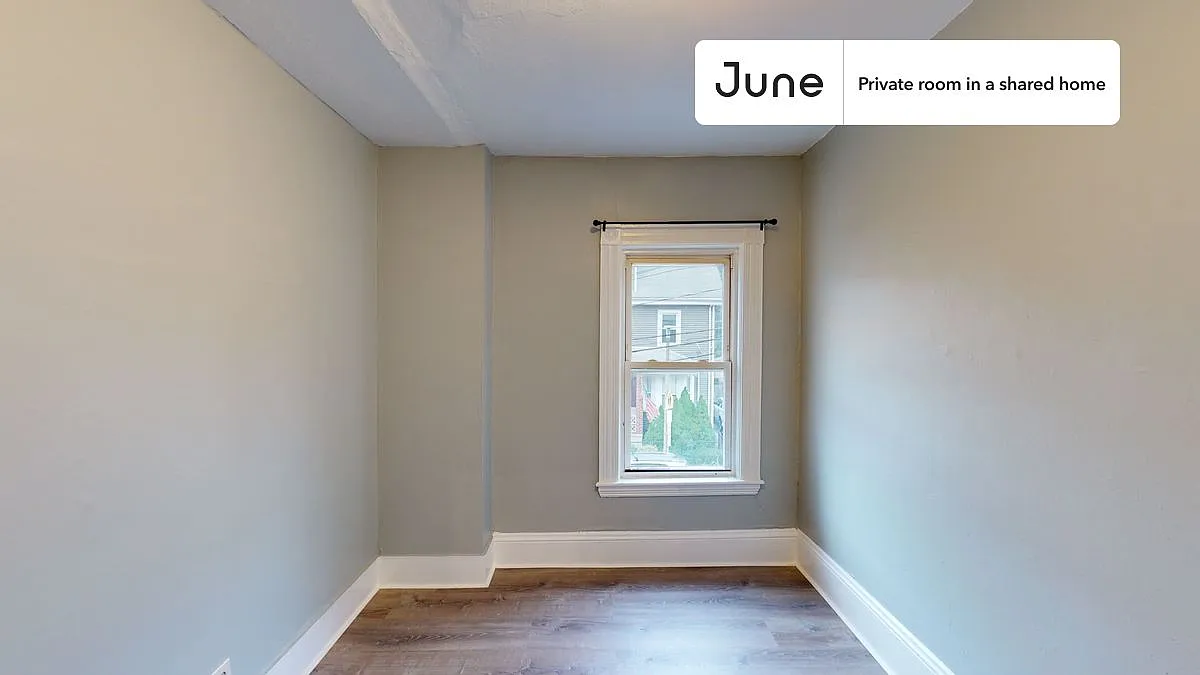 Full bedroom in 7 bed/2 bath home in Allston #1505 B — Photo 2