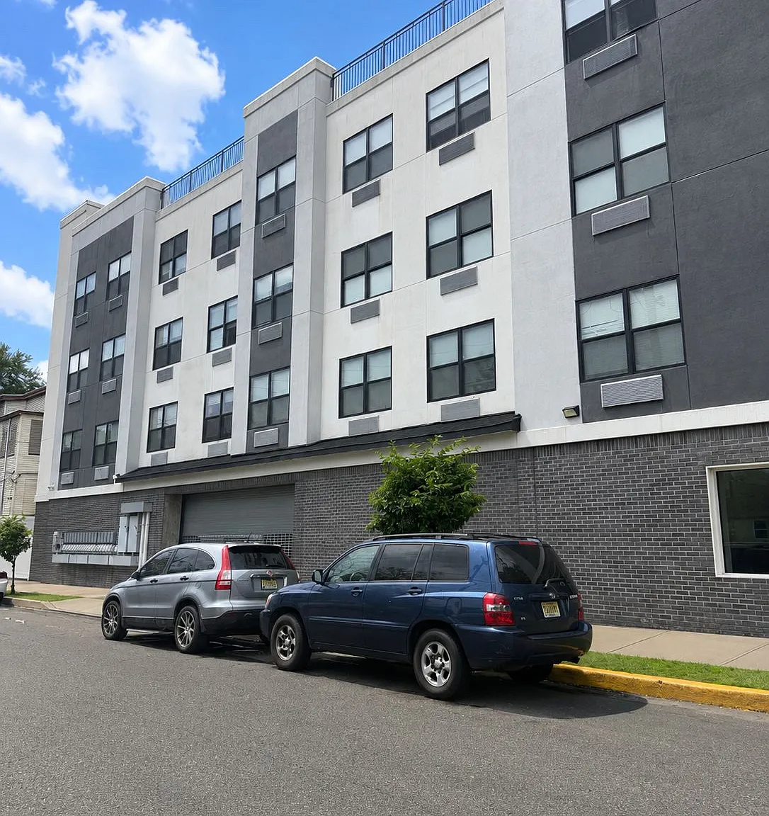 1 bed, $1,636 — Photo 1