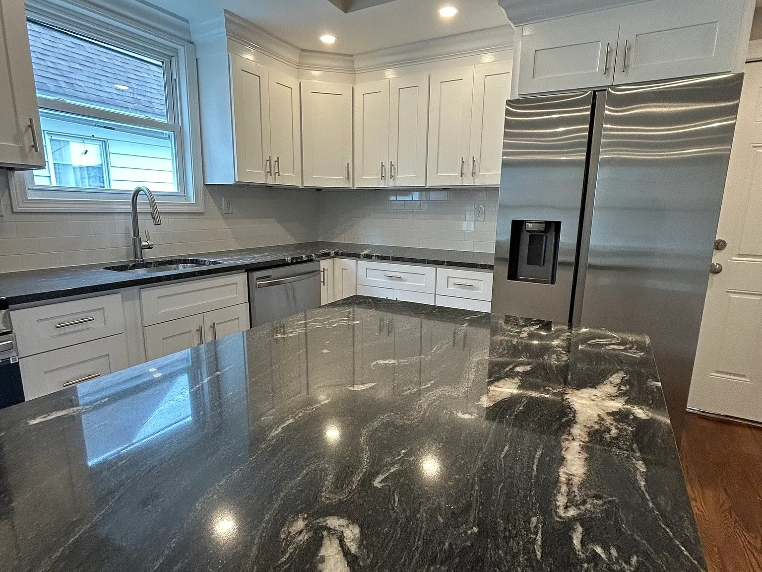 3 bed, 1.0 bath, 1500 sqft, $2,800 — Photo 2