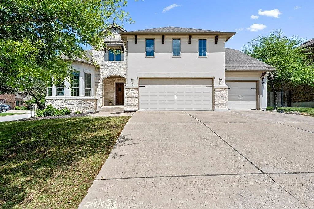4 bed, 4.5 bath, 4064 sqft, $4,995 — Photo 4