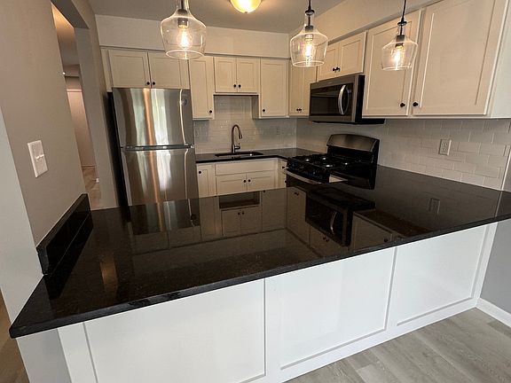 3rd image of 1529 Sheffield Ave Unit 1537