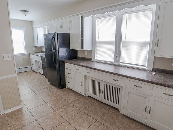 5th image of 3747 Dupont Ave N