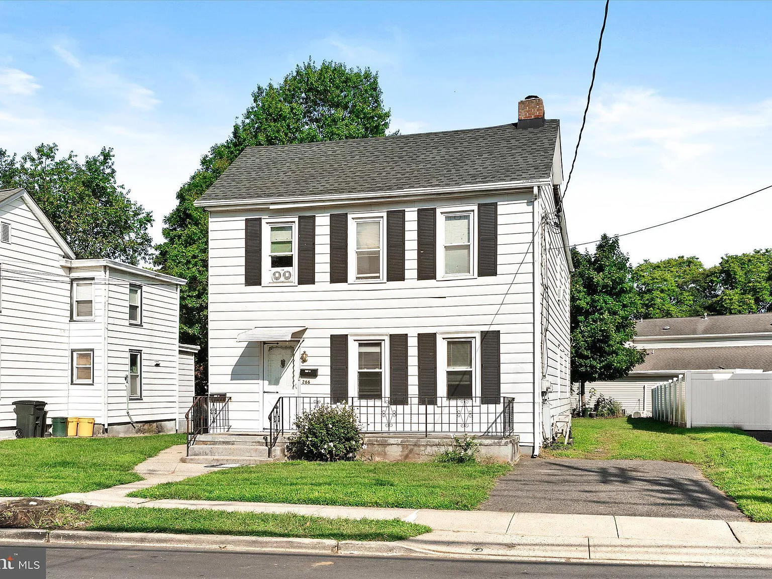 3 bed, 1.0 bath, 1000 sqft, $2,200 — Photo 1