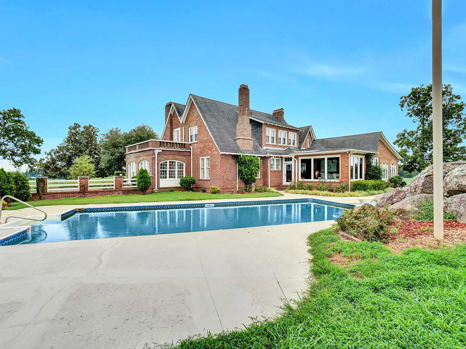5 bed, 5000 sqft, $4,750 — Photo 1
