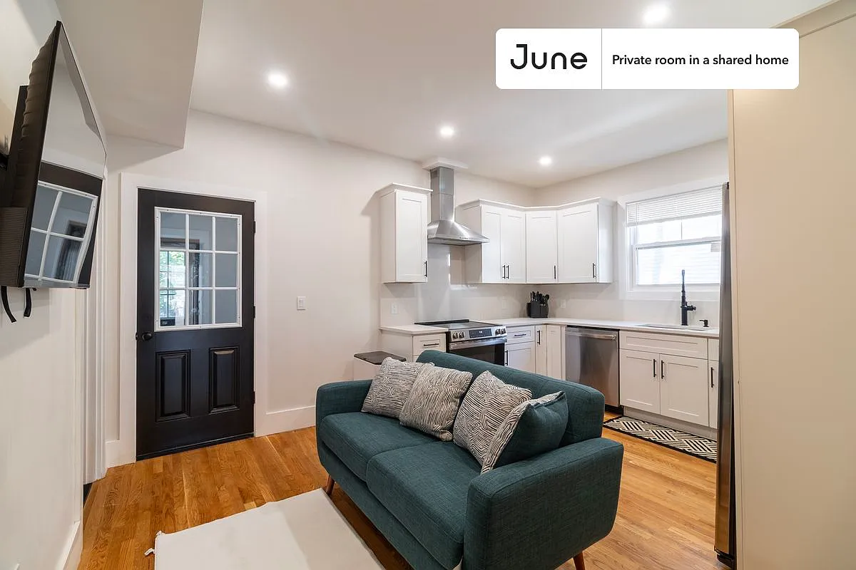 Queen bedroom in 5 bed/2 bath home in Roxbury #1900 B — Photo 4