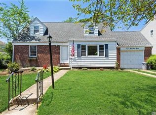 409 Emory Rd, Mineola, NY 11501