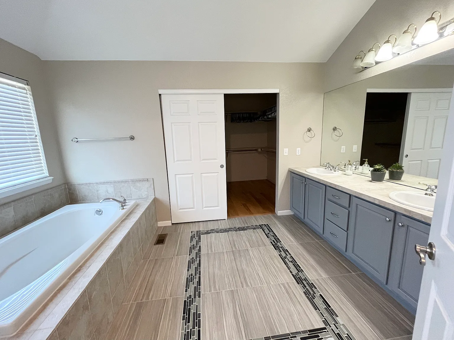 5 bed, 4715 sqft, $4,395 — Photo 4