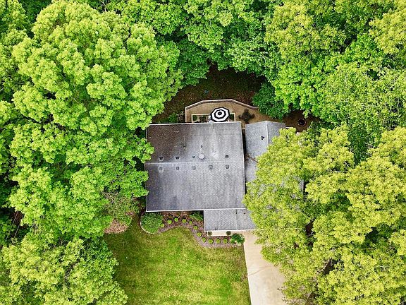 3rd image of 439 Pinetree Dr