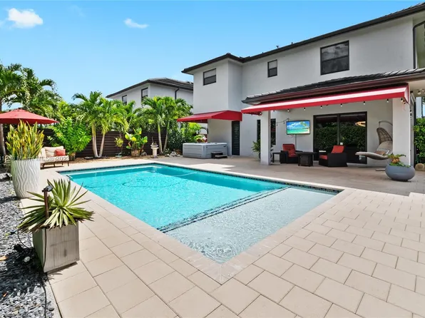 8915 NW 161st Ter, Miami Lakes, FL 33018
