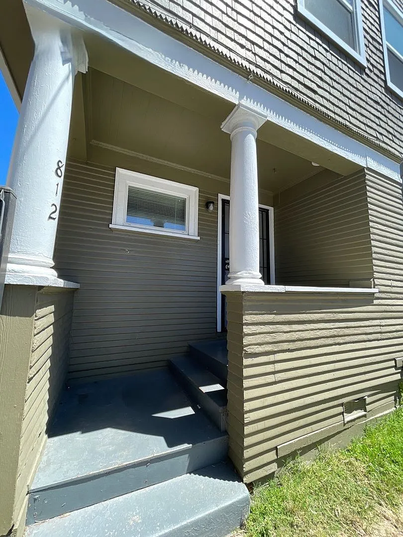 00812 — Photo 2
