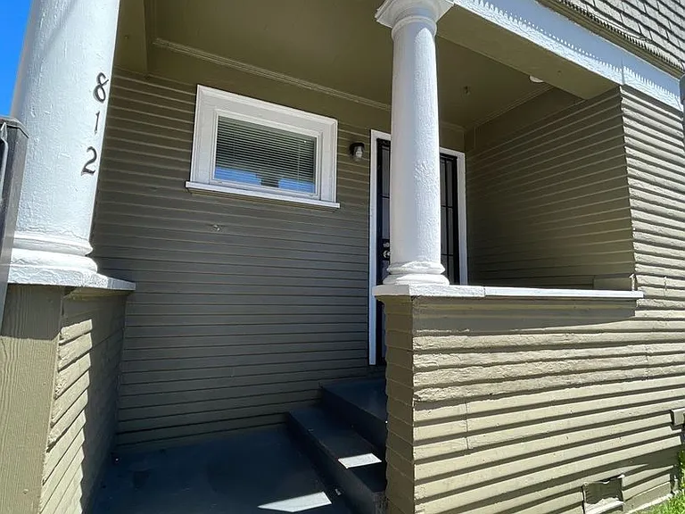812 20th St — Photo 2