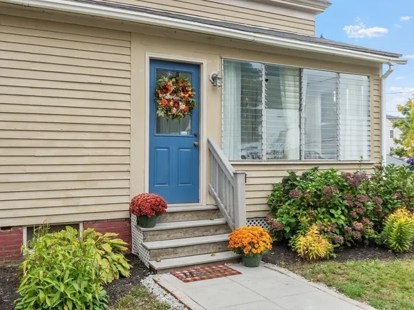 2 Hill St, Amesbury, MA 01913