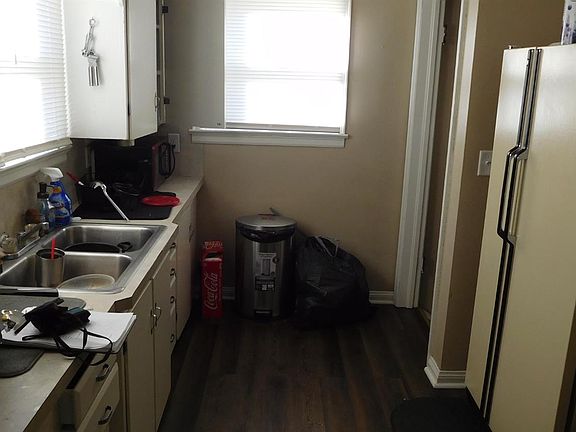 4th image of 423 Smokyhill Ave