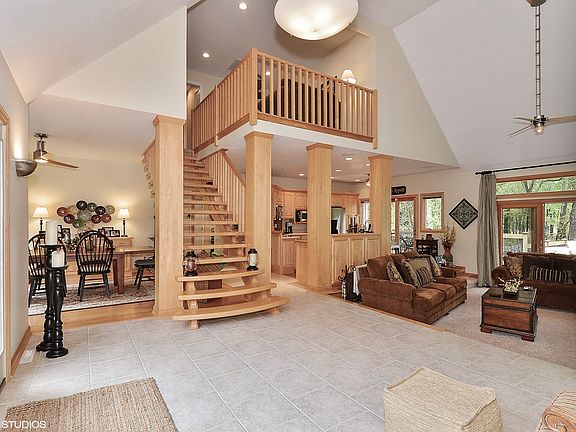 3rd image of 4 Birchwood Ln