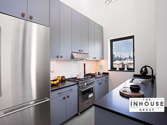 4th image of 33 Conselyea St Unit Penthouse