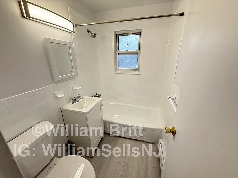 223 50th St #1A — Photo 8