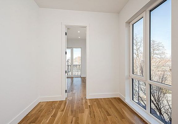 5th image of 598 Eagle Ave #2E