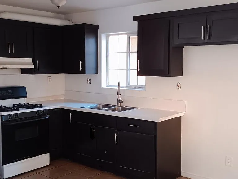 10404 S Wilmington Ave — Photo 6