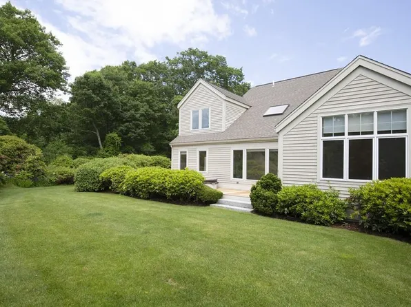 19 Livermore Ln, Weston, MA 02493