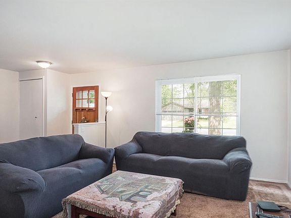3rd image of 5920 S Ivanhoe Ave
