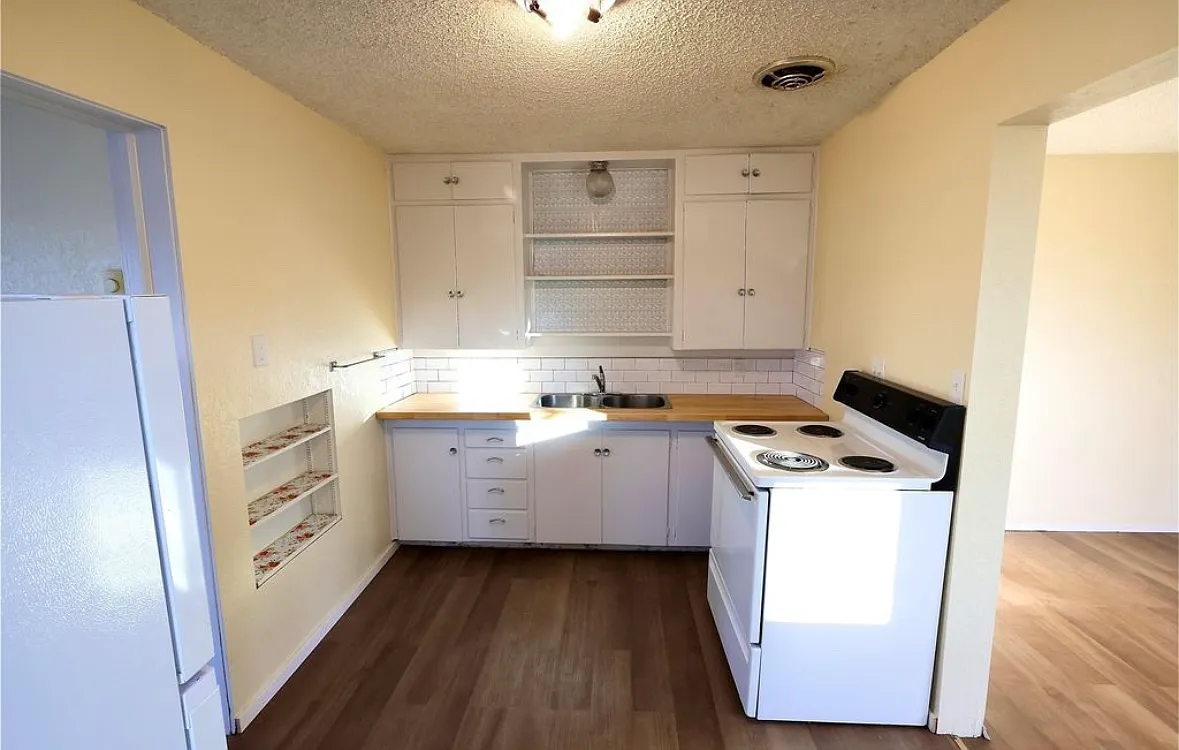 540 SE McKenzie St — Photo 1