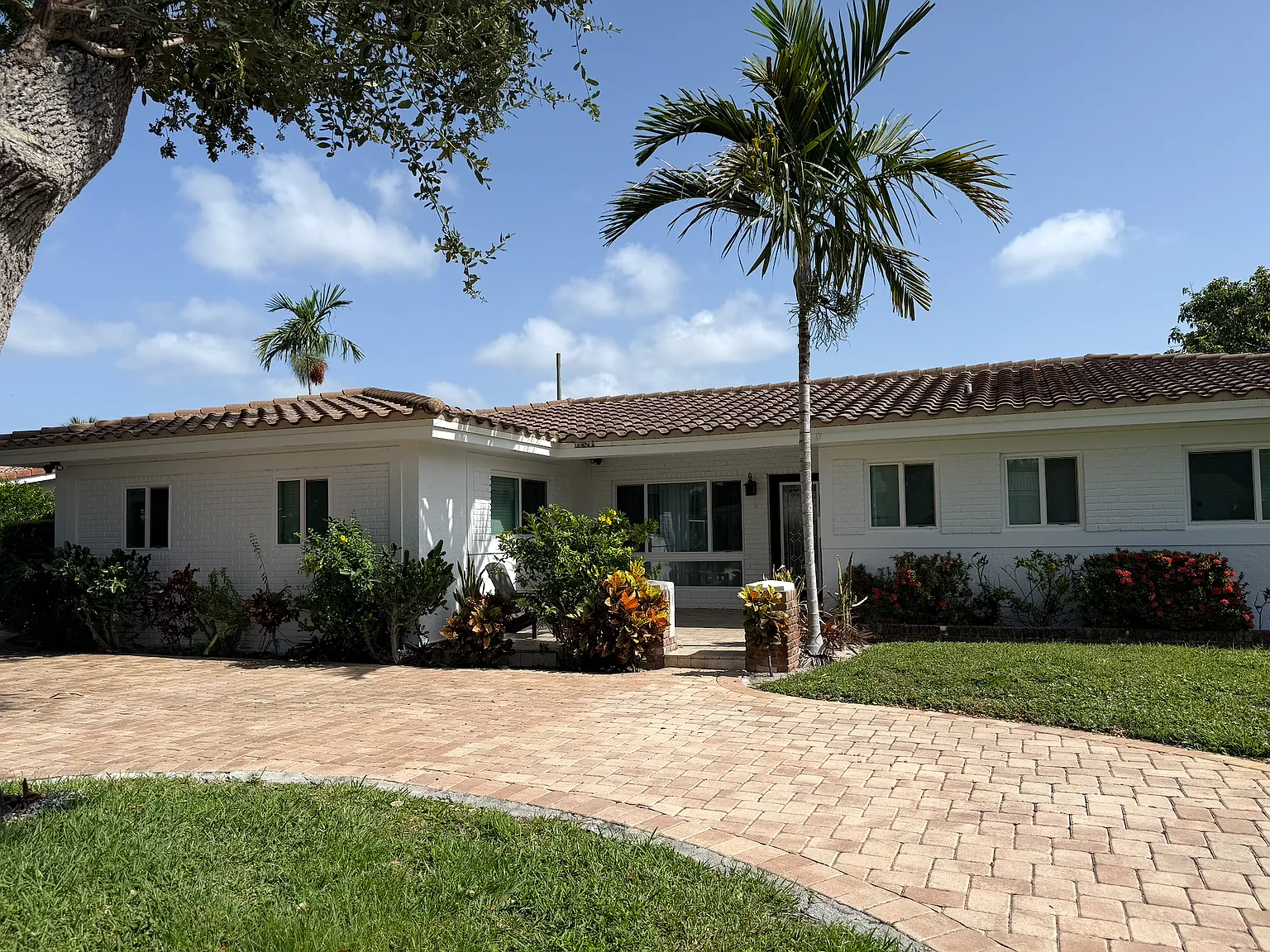 4 bed, 2345 sqft, $7,200 — Photo 1