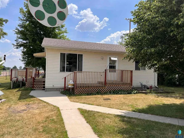 101 W Ash St, Canistota, SD 57012