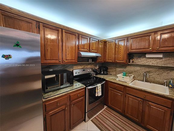 4th image of 1623 Collins Ave APT 618