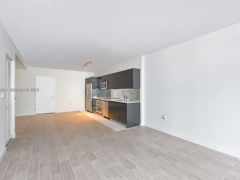 31 SE 6th St #406
