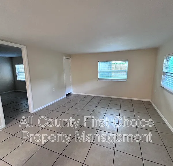 613 1st Ave NE #B — Photo 6