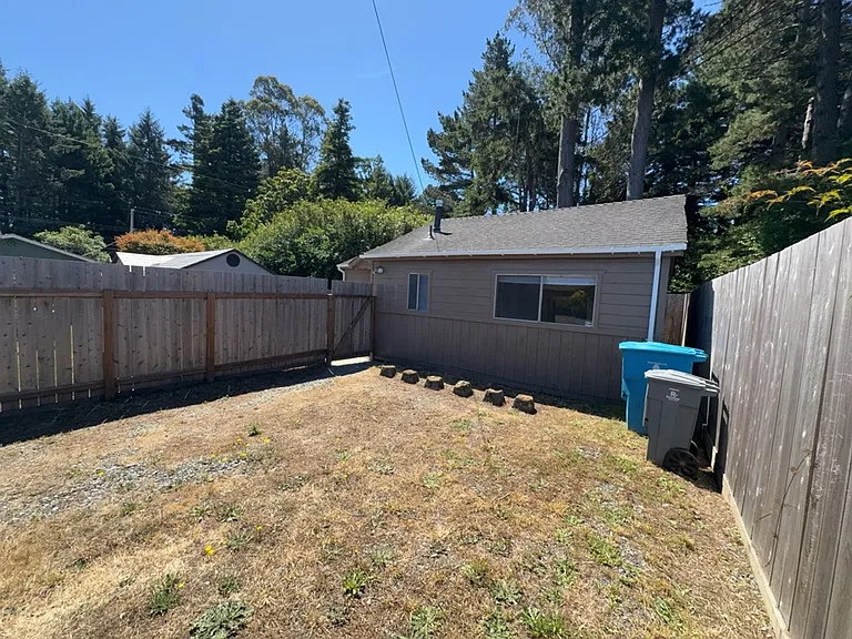 360 1/2 Pleasant Ave — Photo 12