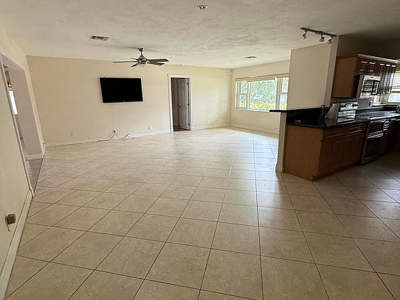 5th image of 2456 Middle River Drive