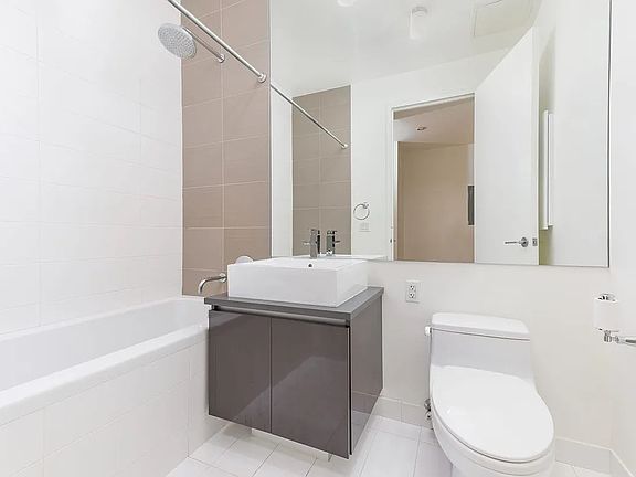 4th image of 315 Gates Ave APT 3D