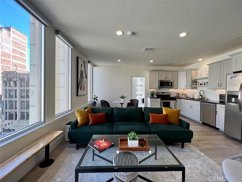 1 bed, 1.5 bath, 824 sqft, $2,550 — Photo 3
