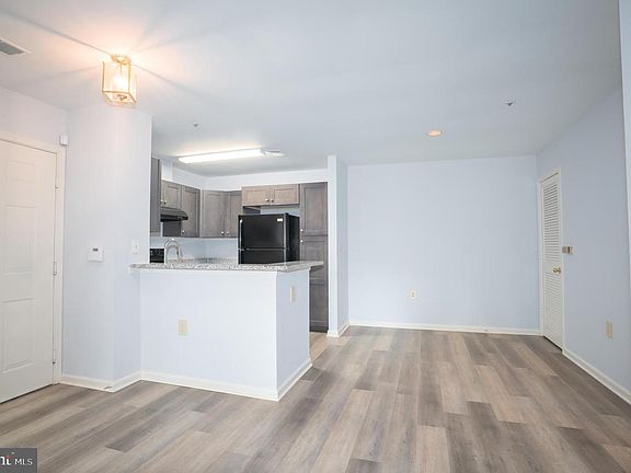 5th image of 4401 Silverbrook Ln APT B101