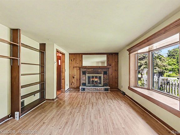 3rd image of 416 E Maple St
