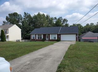 216 Meadowlake Dr, Radcliff, KY 40160