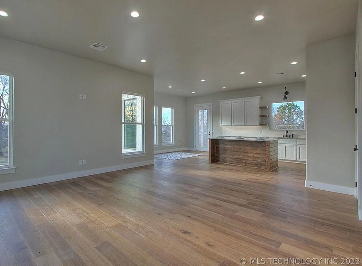 3 bed, 2.5 bath, 1858 sqft, $2,200 — Photo 4