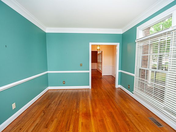 4th image of 224 E Woodglen Rd