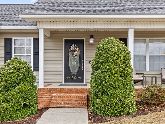 4th image of 243 Stanford Dr