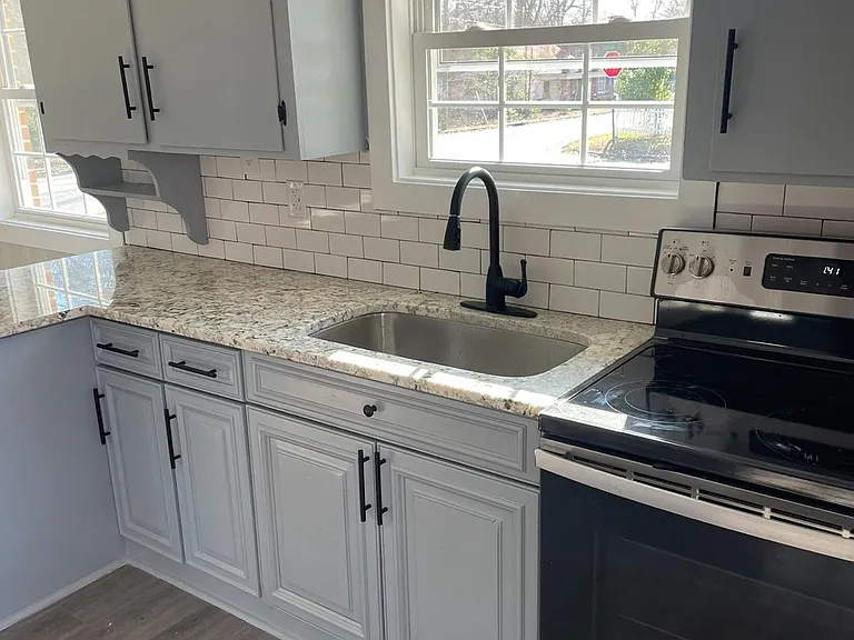 1200 E Holly St — Photo 3