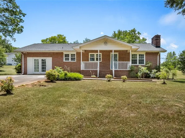 130 Country Club Dr, Pickens, SC 29671