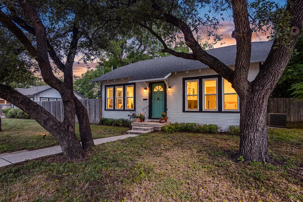 3 bed, 1.0 bath, 1200 sqft, $2,200 — Photo 1