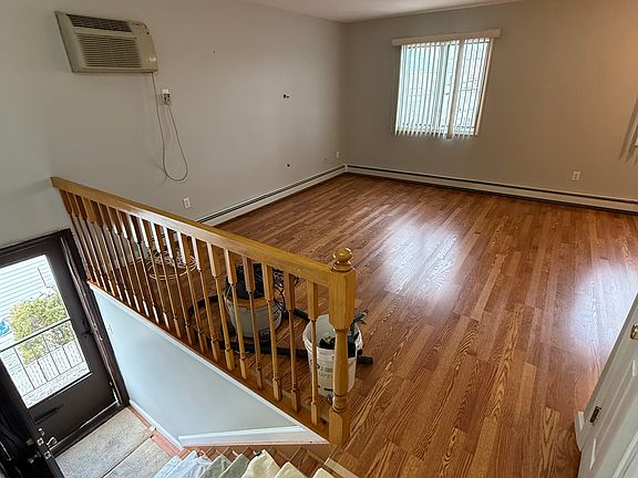 3rd image of 208 Connecticut St Floor 2