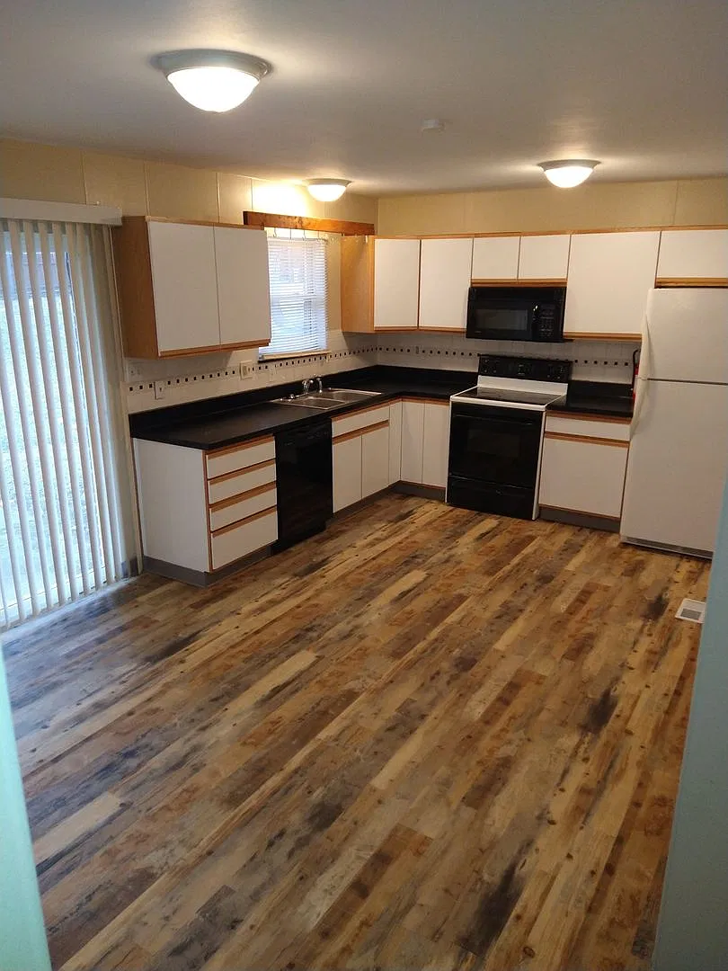 Coming soon. Should be available by 12/1/2026. Single family house with all new flooring and othe... — Photo 3