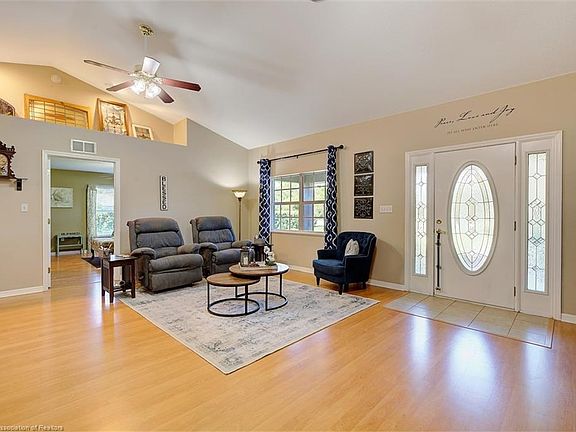 4th image of 220 Captiva Way NE