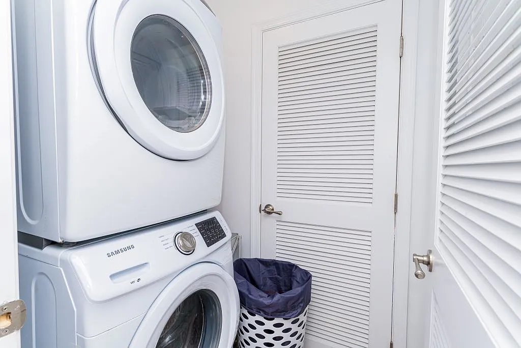 2 bed, 920 sqft, $2,400 — Photo 1