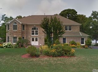 3 Canterbury Ct, Manorville, NY 11949