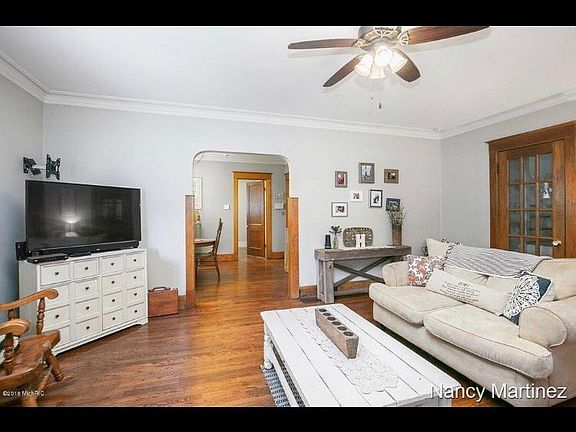 2nd image of 927 Calvin Ave SE