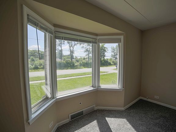 3rd image of 16018 Woodlawn West Ave